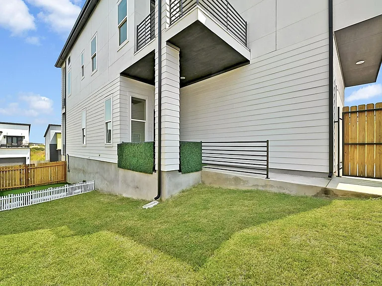 7329 Cordoba Dr — Photo 31