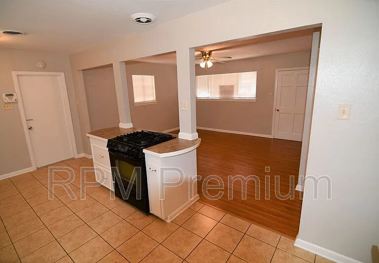 2424 Toledo St — Photo 8