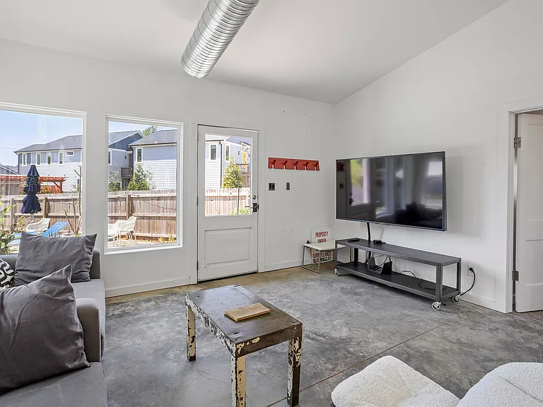 545 E Lenoir St — Photo 3