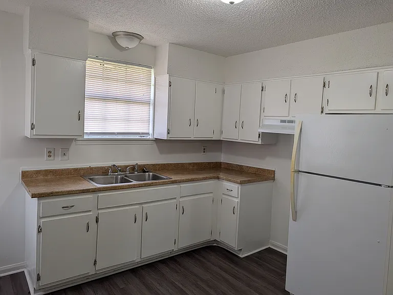 1125 Campbell St — Photo 6