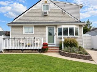 14 E Seacrest Ave, Lindenhurst, NY 11757