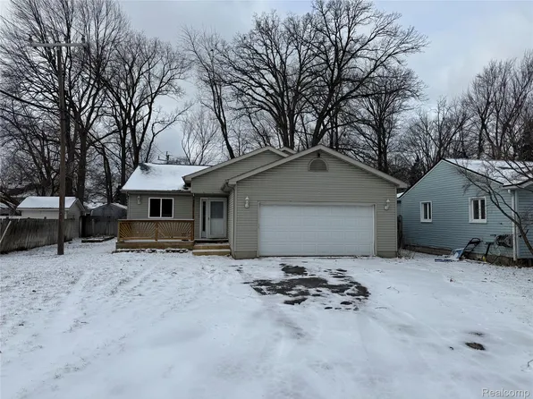 976 Ledyard St, Waterford, MI 48328