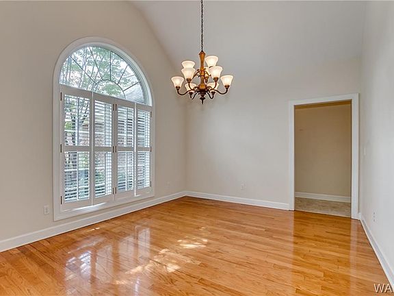5th image of 940 Lynn Oaks St
