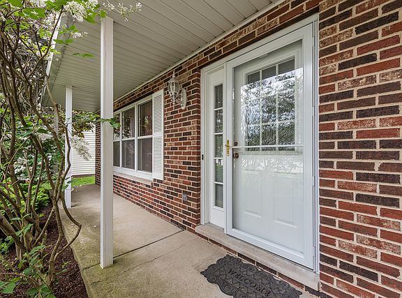 3rd image of 2071 Queensbury Ct