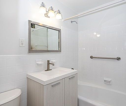 3rd image of 268 E 238th St Floor 2