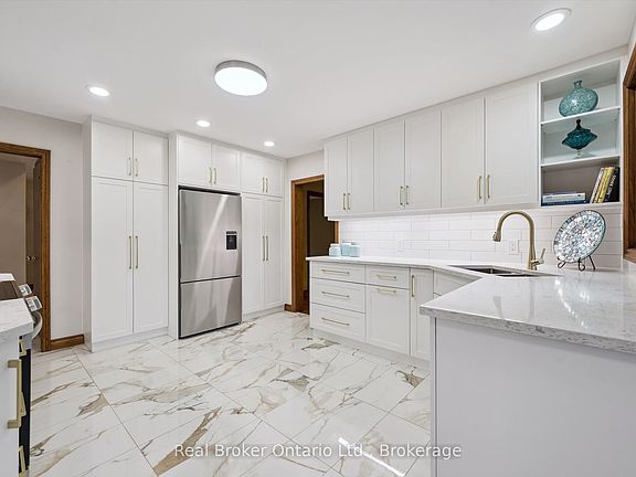 5th image of 32 Sunset Dr