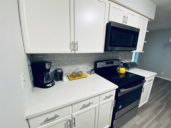 5th image of 323 Charlotte St