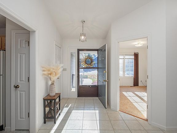 2nd image of 1911 Creeksedge Dr