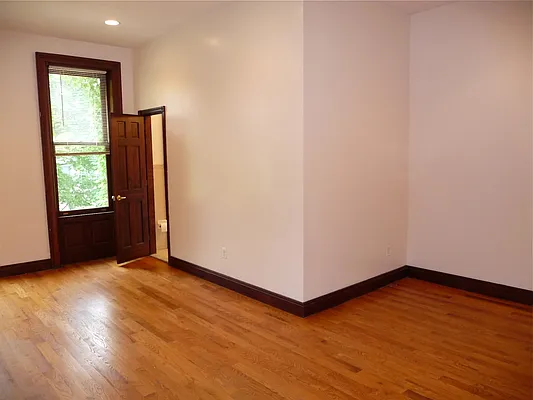 Rented by Perry Associates NYC Inc | media 33