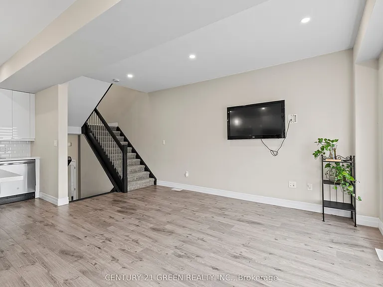 851 Sarnia Rd — Photo 13
