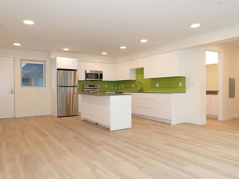 Brand New Luxury Homes! W/D, Balcony & Parking! — Photo 57