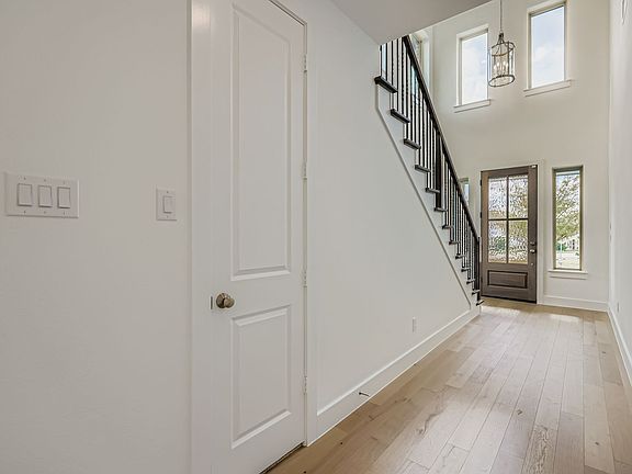 3533 Kings Court - Entry