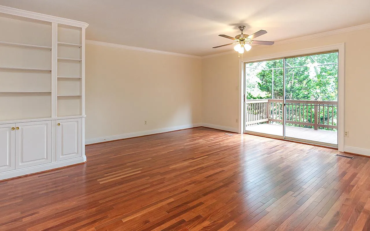 4 bed, 2.5 bath, 2040 sqft, $4,000 — Photo 2