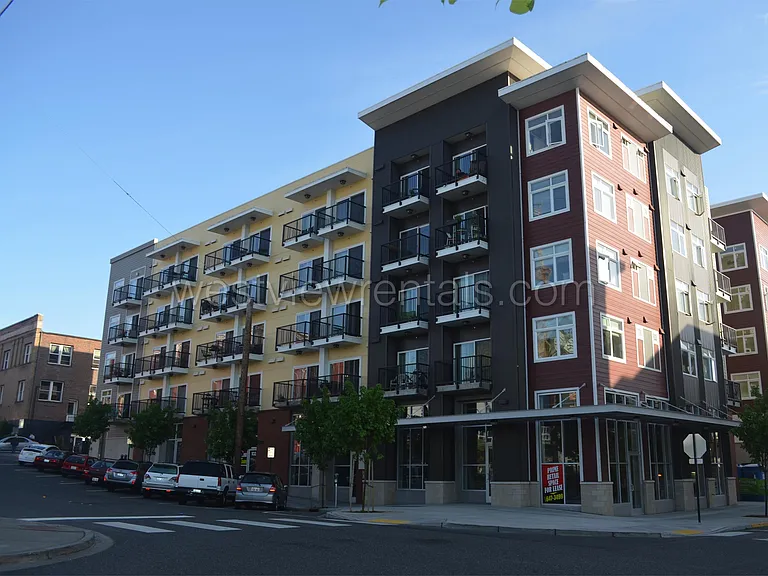 200 E Maple St — Photo 16