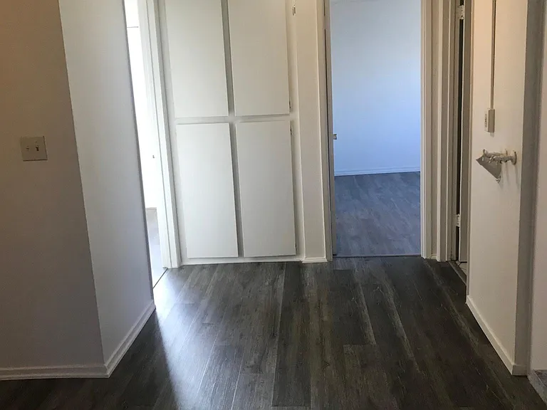2441 S Orange Dr — Photo 11