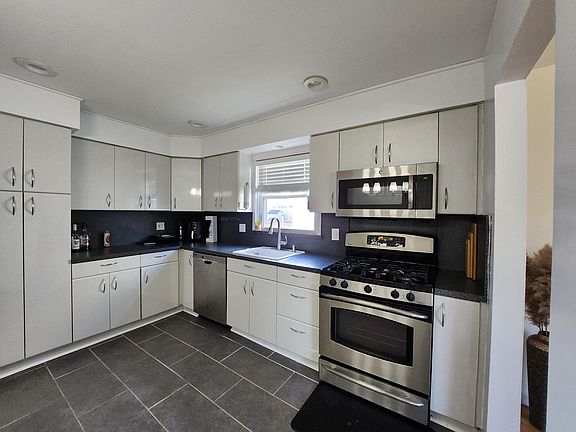 3rd image of 72 Newark Pl #2