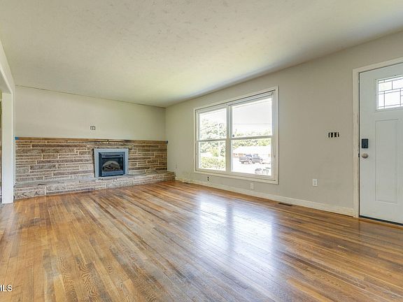 5th image of 1815 Hutchinson Dr