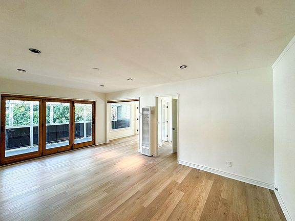 3rd image of 6031 Cahuenga Blvd APT 2