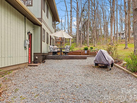 3rd image of 27 Spring Hill Cir