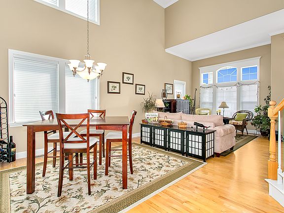 3rd image of 1009 N Magnolia Ln
