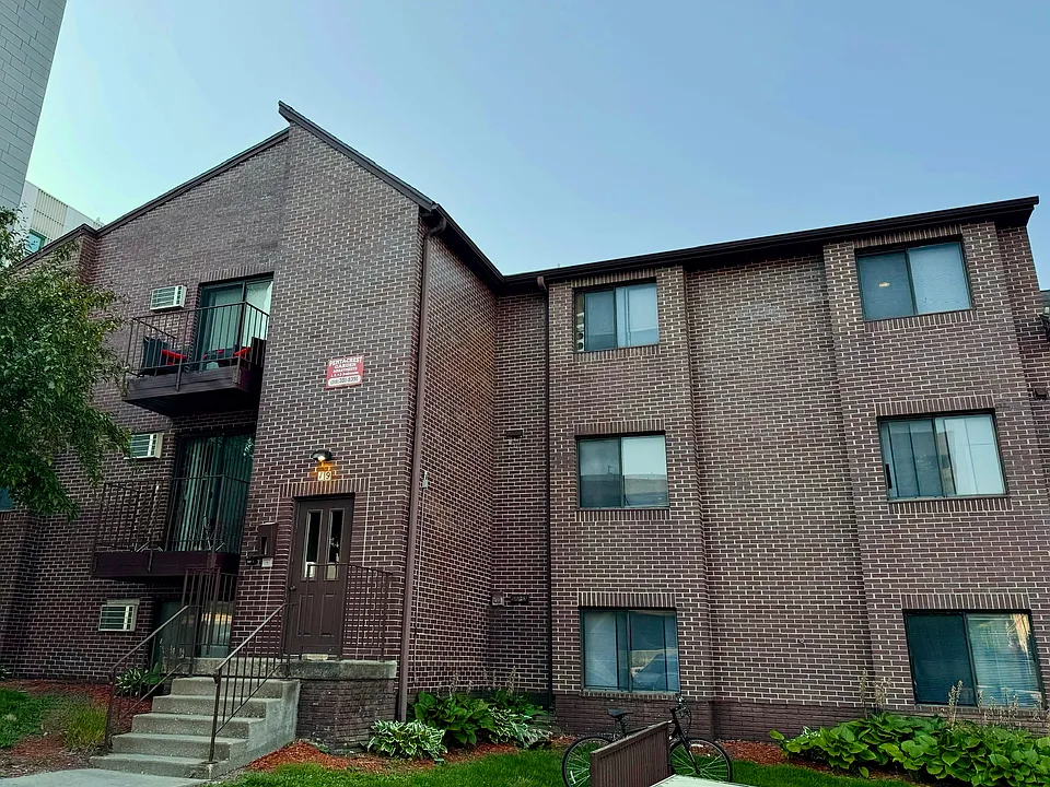 19 E Burlington St #102
