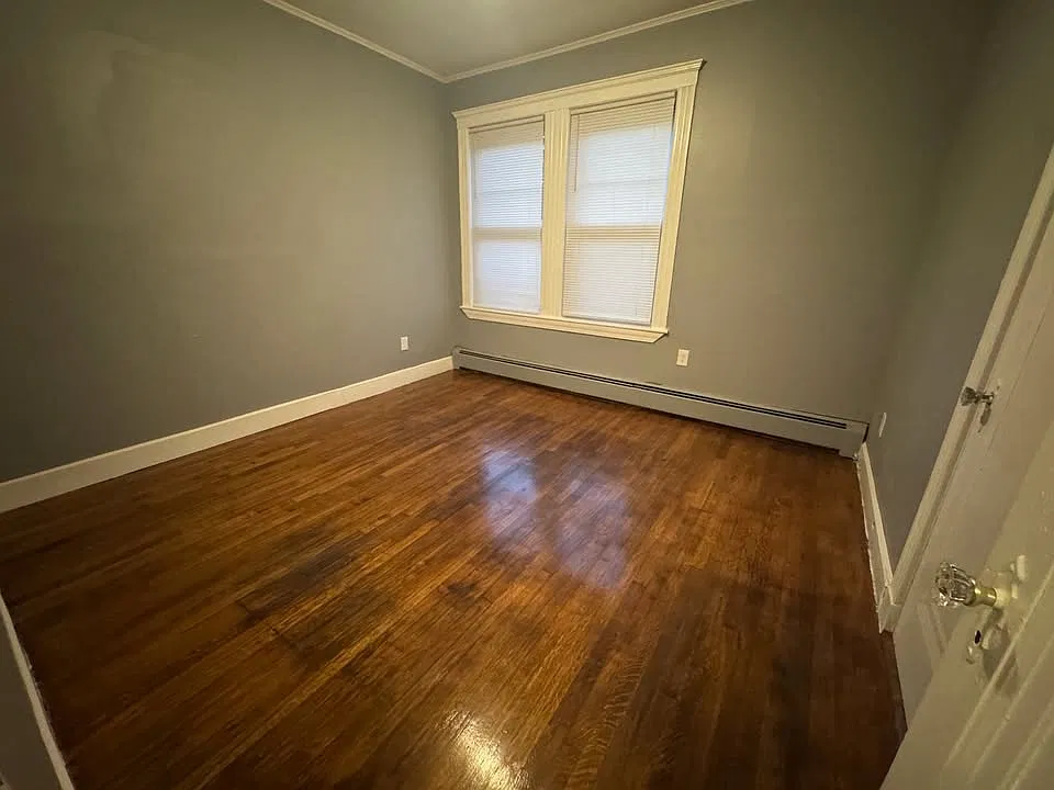 4 bed, 1.5 bath, 2200 sqft, $1,100 — Photo 2