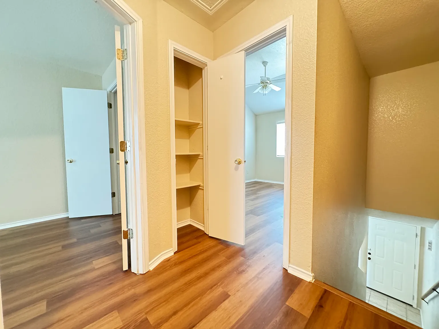 2 bed, 1.5 bath, 886 sqft, $890 — Photo 4