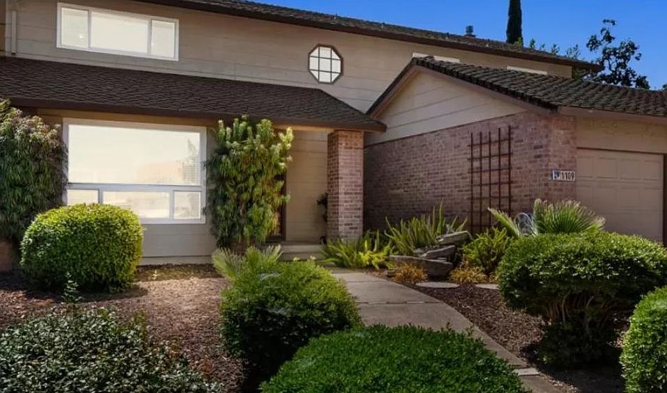 Private room in large, remodeled house in quiet street located in sought after East Roseville neighborhood.