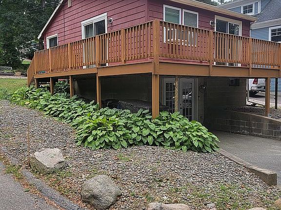 Lg wrap around deck w/sliders