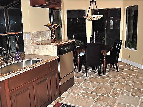 Le Grande Kitchen Nook