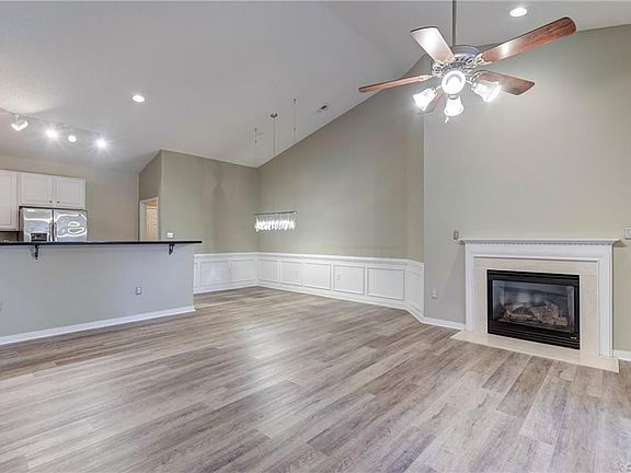 3rd image of 6621 Pinepoint Dr