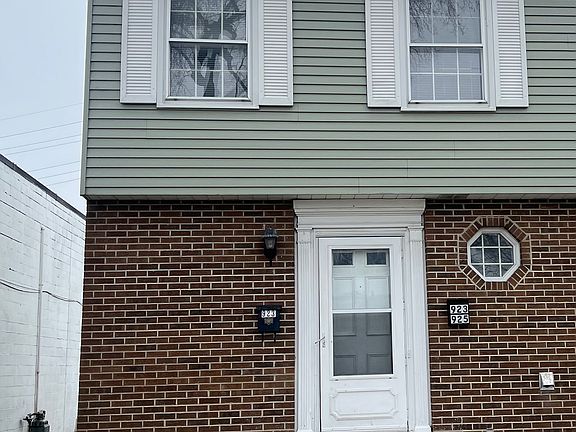 2nd image of 923 N Brainard St Unit 923