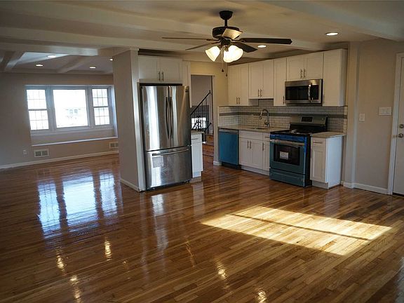 3rd image of 204 Elliot St
