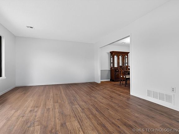 5th image of 6736 Dorsett Dr