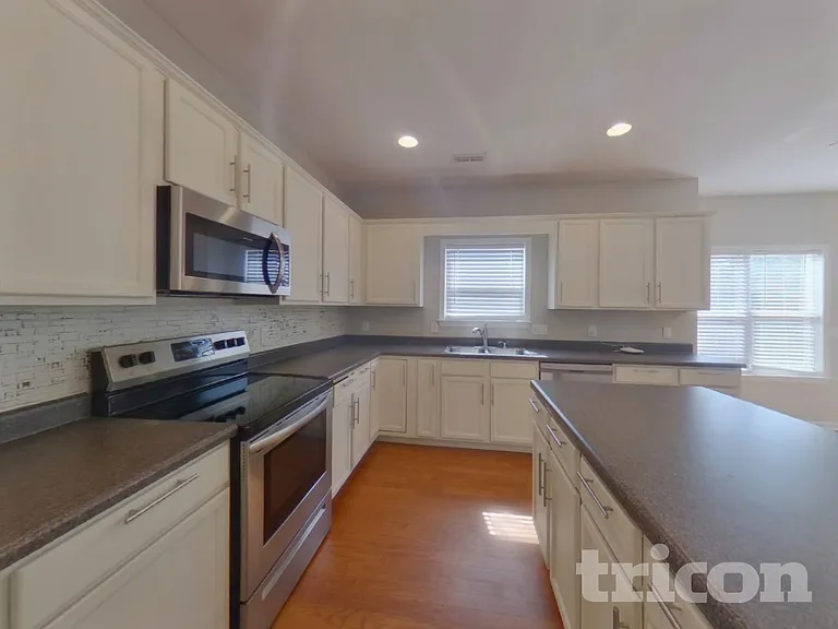 527 W Saddletree Dr — Photo 7