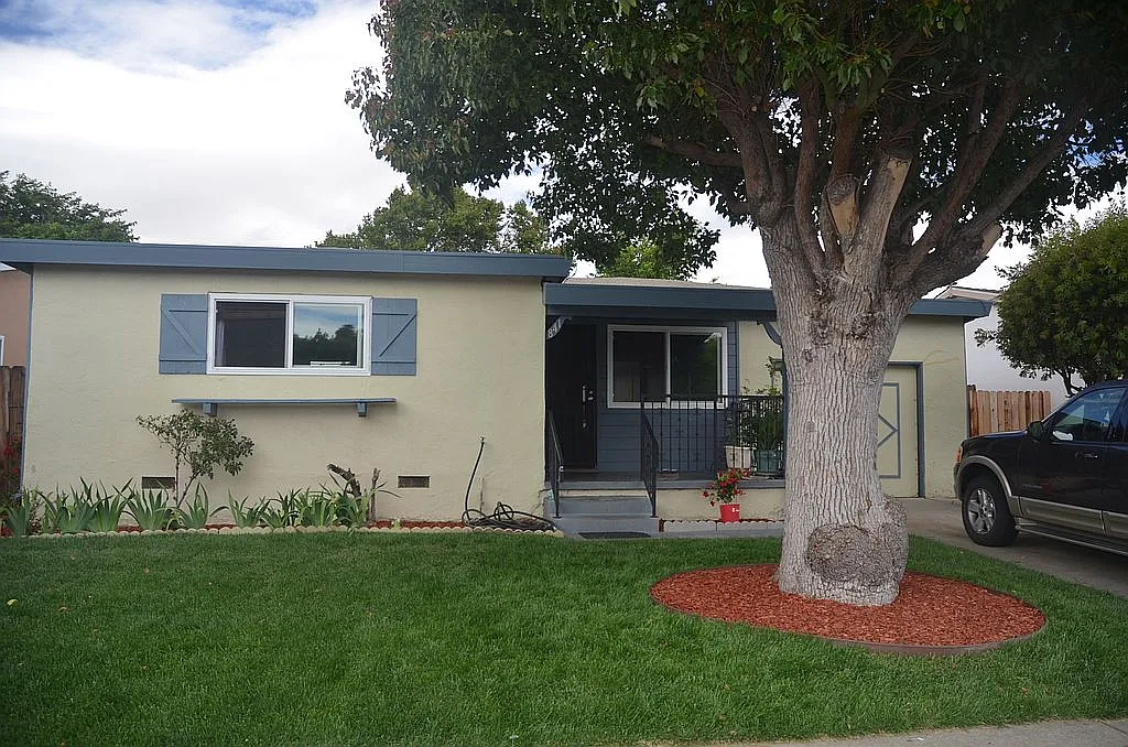 841 Cross St photo 1