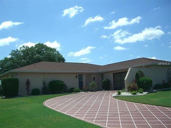 BEAUTIFUL CURVED DRIVEWAY.