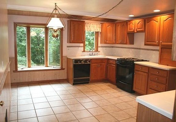 5th image of 4 Herrick Ln