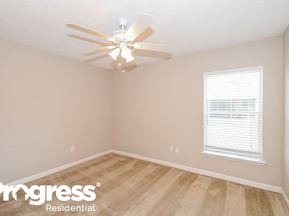 3rd image of 717 Carriage Hill Dr