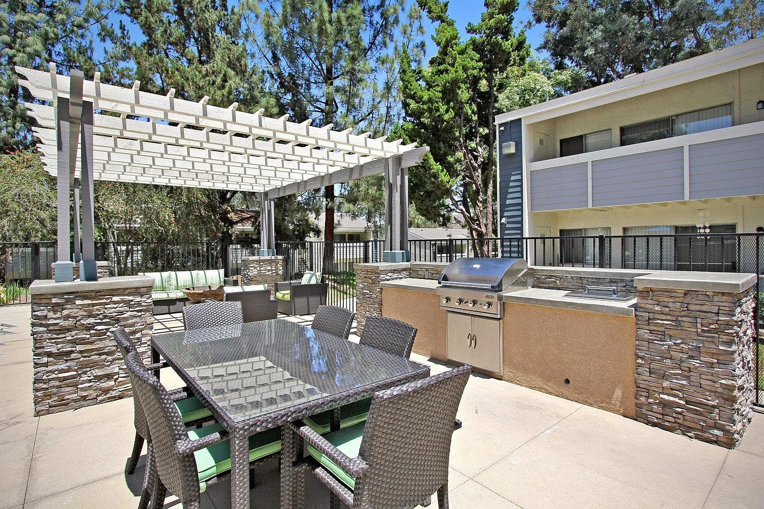2 bed, 923 sqft, $2,695 — Photo 4