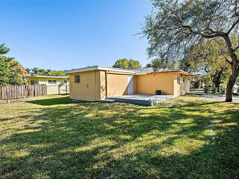 581 NW 17th Pl — Photo 12