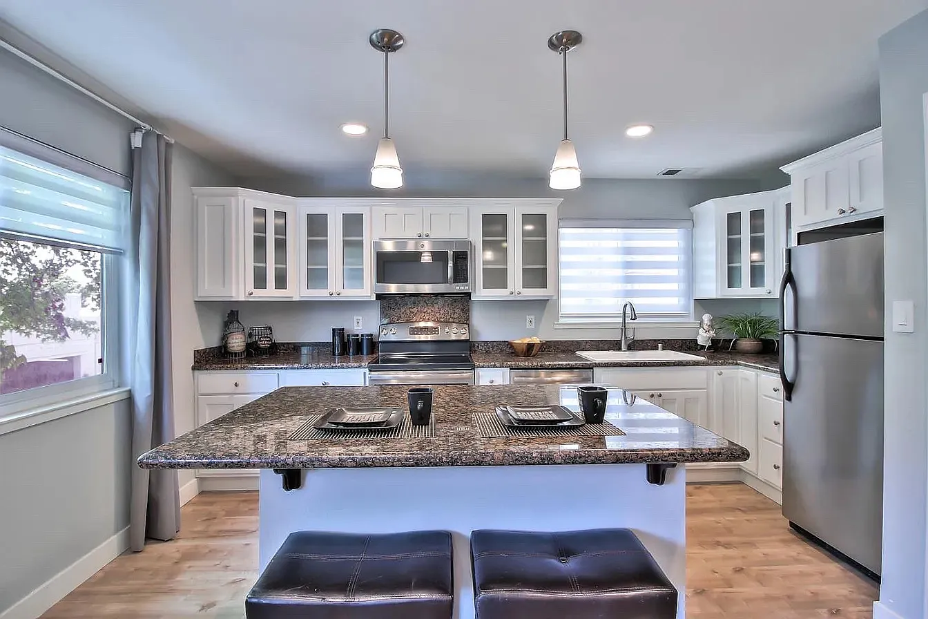 2 bed, 1000 sqft, $4,300 — Photo 3