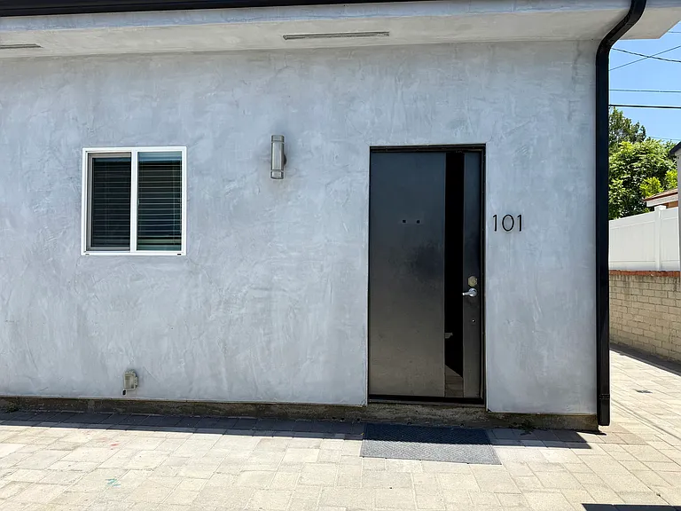 2428 N Lincoln St #101 — Photo 1