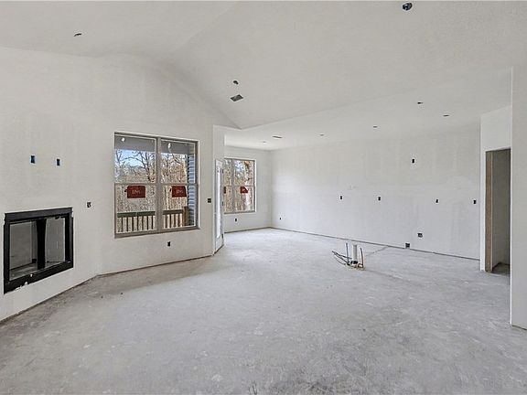 5th image of 2 Yarrow Cir