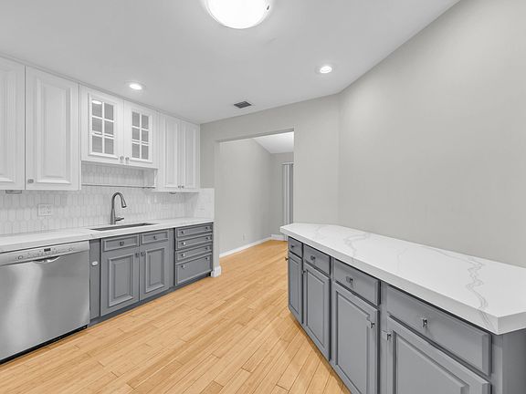 5th image of 25 Lexington Lane W #F