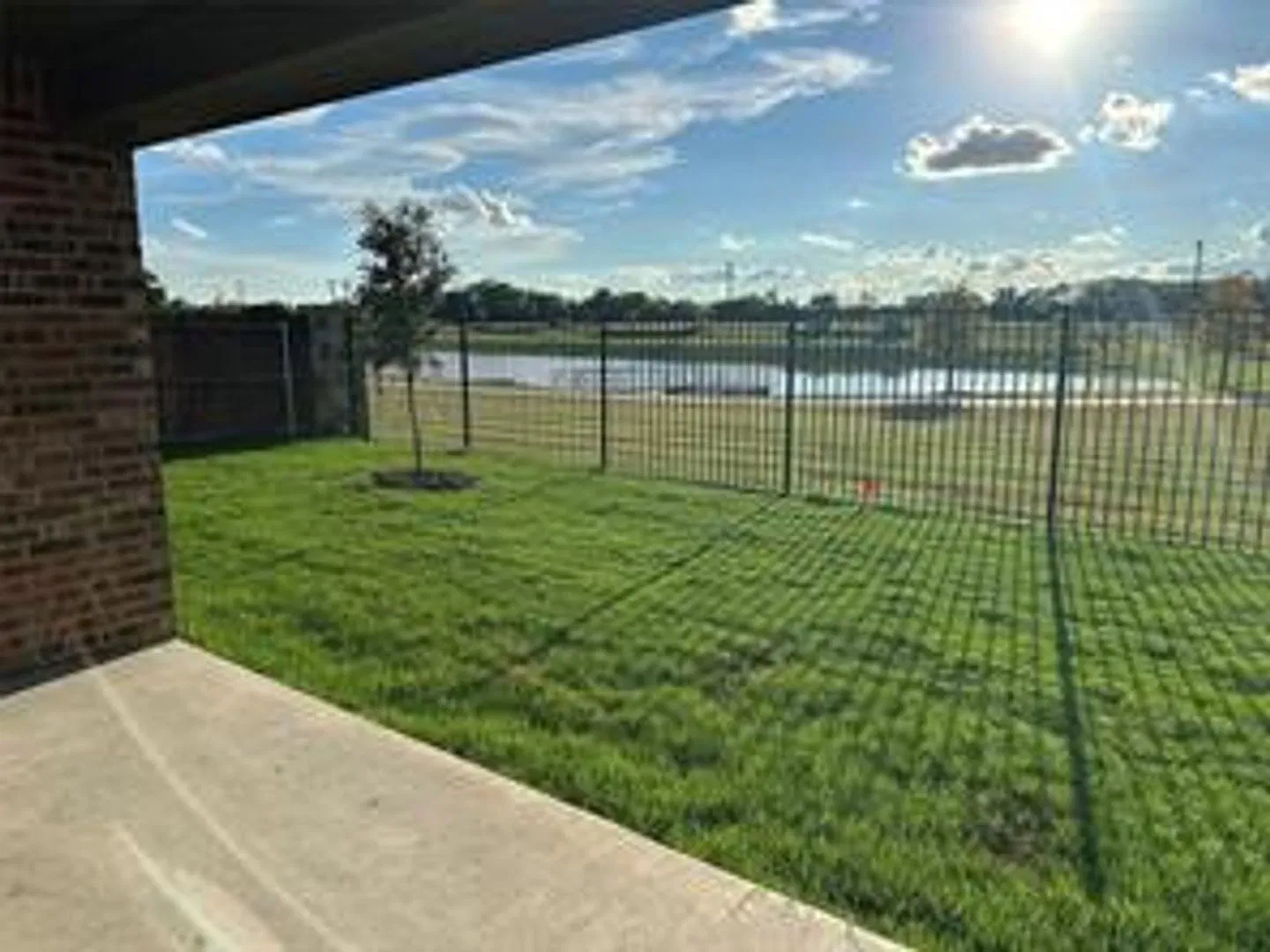 Super cute single story with four bedrooms, two full baths, and nice covered patio with lake view... — Photo 4