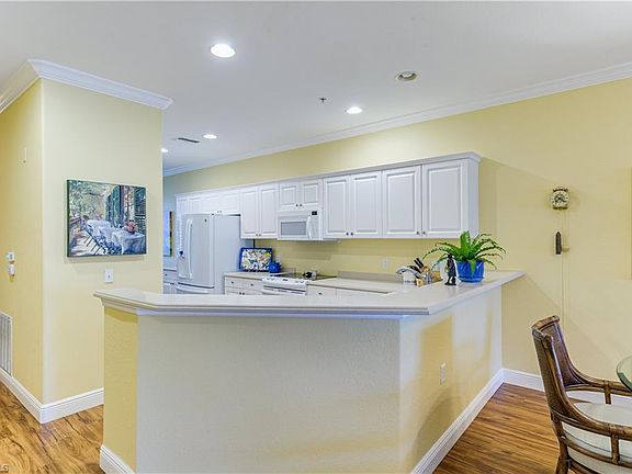5th image of 4864 Hampshire Ct APT 202