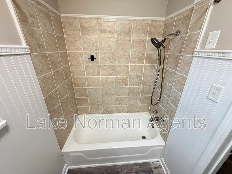 2 bed, 1.0 bath, 900 sqft, $1,200 — Photo 2