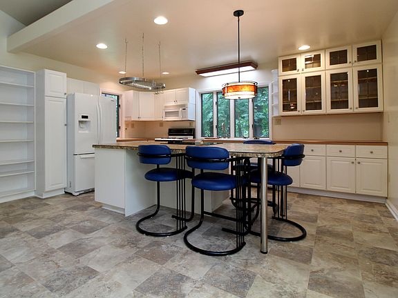 5th image of 337 Carpenter Dr