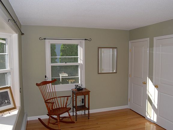 1st Floor Bedroom/Office/Den w/ large closet